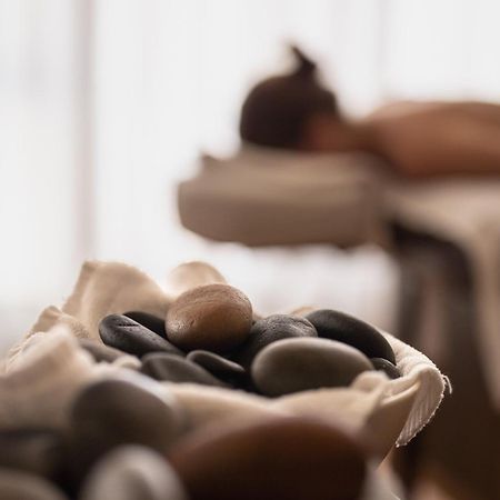 Park Hyatt Mendoza Hotel, Casino & Spa Екстериор снимка A spa treatment