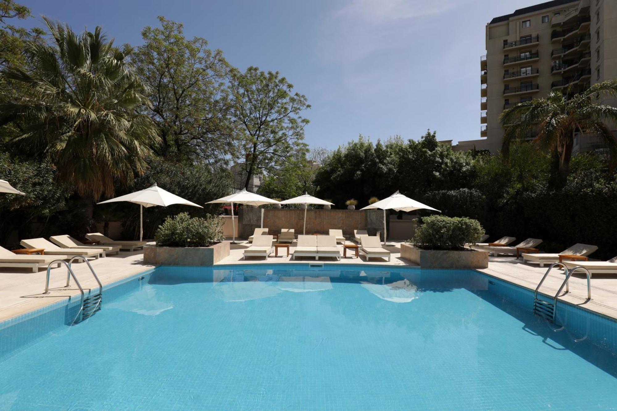 Park Hyatt Mendoza Hotel, Casino & Spa Екстериор снимка The pool at the hotel