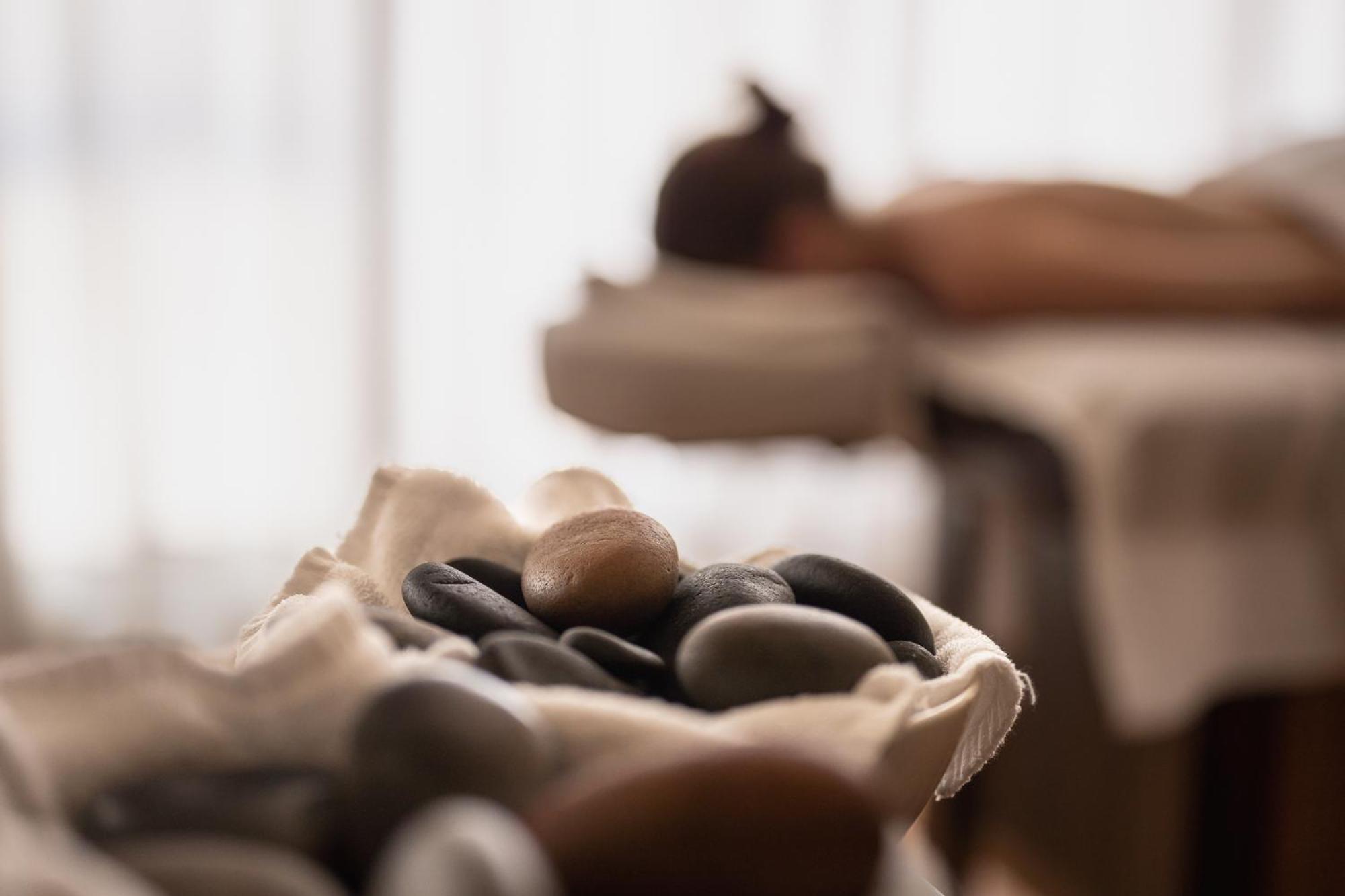 Park Hyatt Mendoza Hotel, Casino & Spa Екстериор снимка A spa treatment